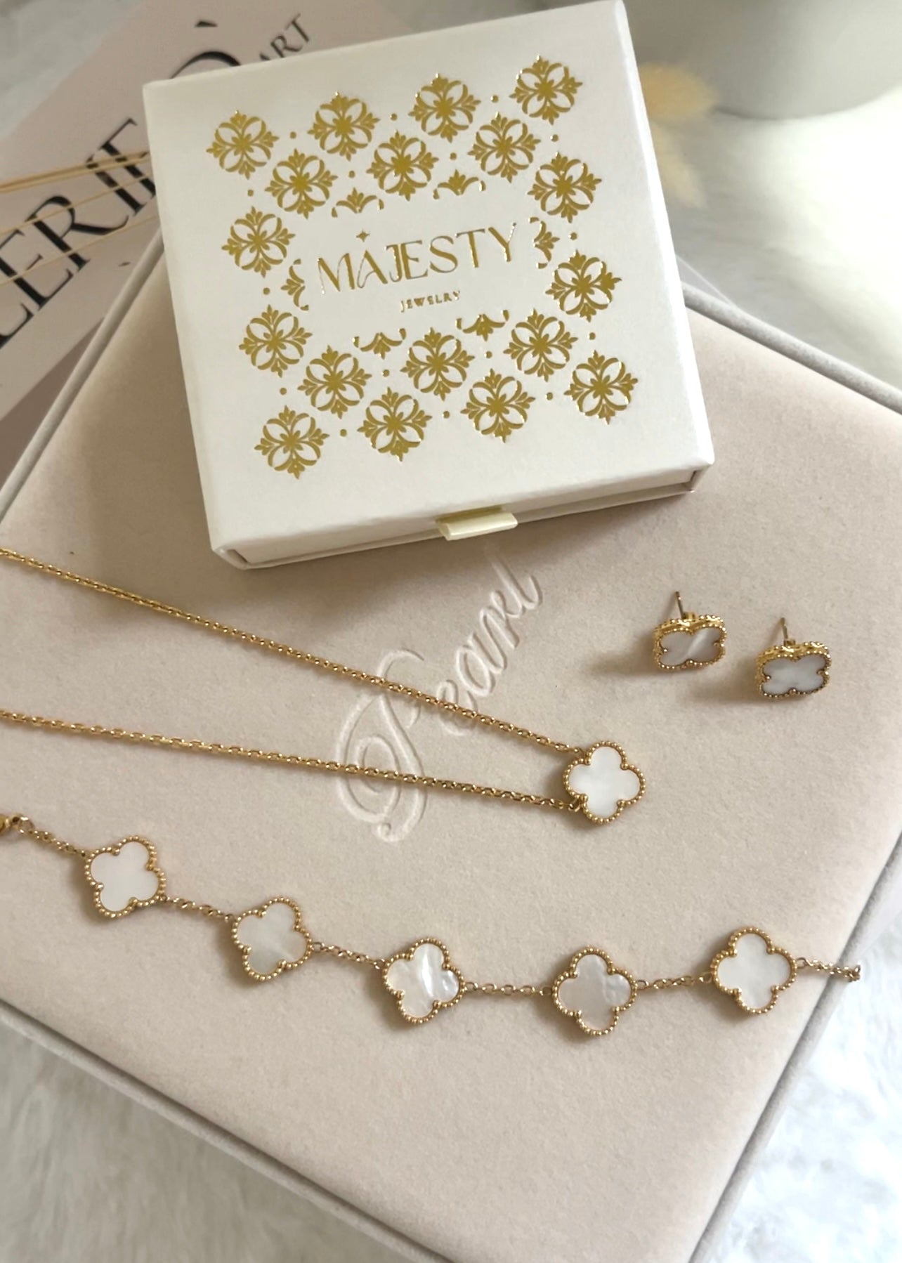 Set One Clover Natural Shell || White