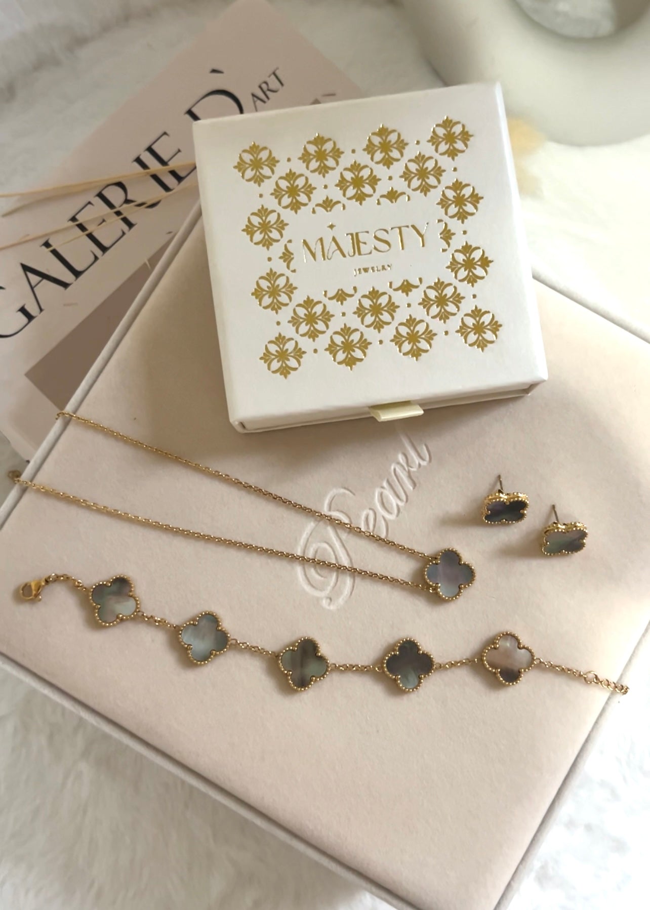 Set One Clover Natural Shell || Grey